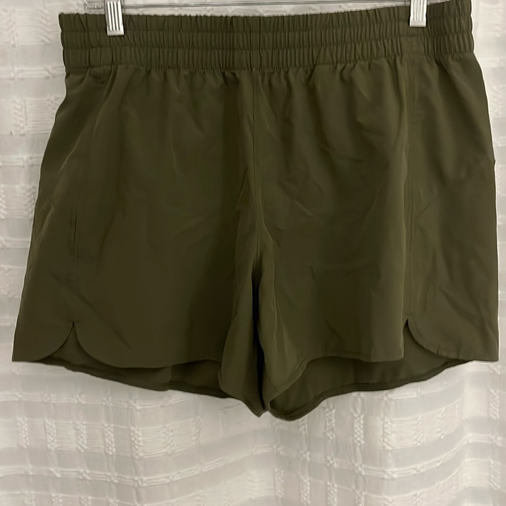 Banana Republic size Large women’s shorts with elastic band army green